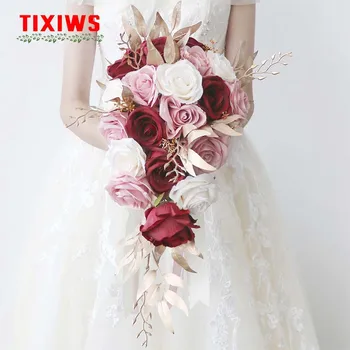 Сватбата булката държи цветя моделиране цвете капки вода водопад сватбена фотография поддържа цветя на сватбени състав