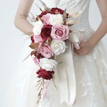 Сватбата булката държи цветя моделиране цвете капки вода водопад сватбена фотография поддържа цветя на сватбени състав Изображение 2